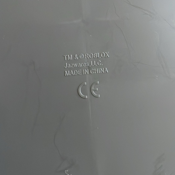 Roblox Action Figure Carrying Case with some Roblox Characters. - Picture 13 of 14